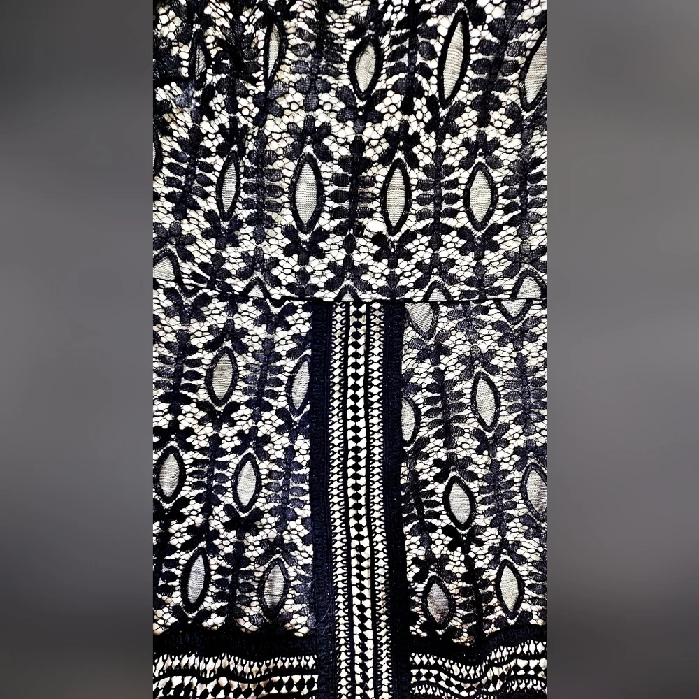 Doe & Rae Black Lace Geo Print V-Neck Short Sleeve Lined Dress Size L NWT‎